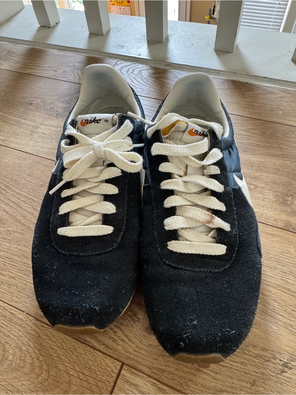 Nike Women’s Navy and White Retro Suede Sneakers in size 7.5
